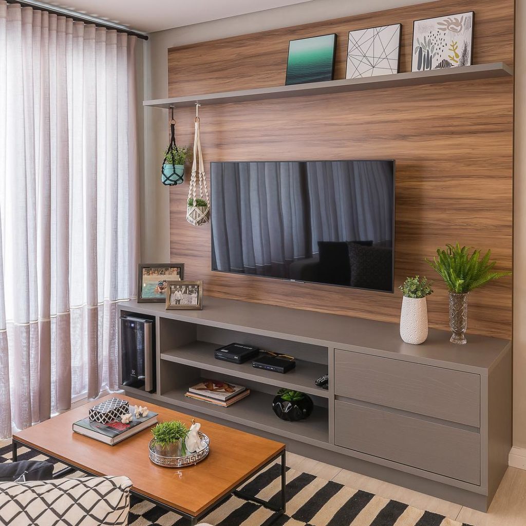 Painel para TV de madeira e uma forma de unir a decoração aos móveis planejados