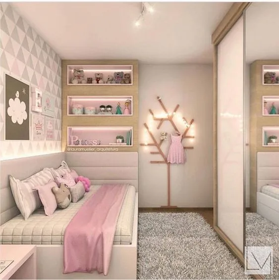 cama, móveis e decoração rosa em quarto infantil planejado
