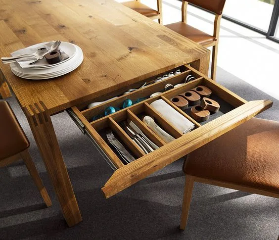 Mesa de madeira com gaveta embutida para talheres feita em uma marcenaria para móveis planejados