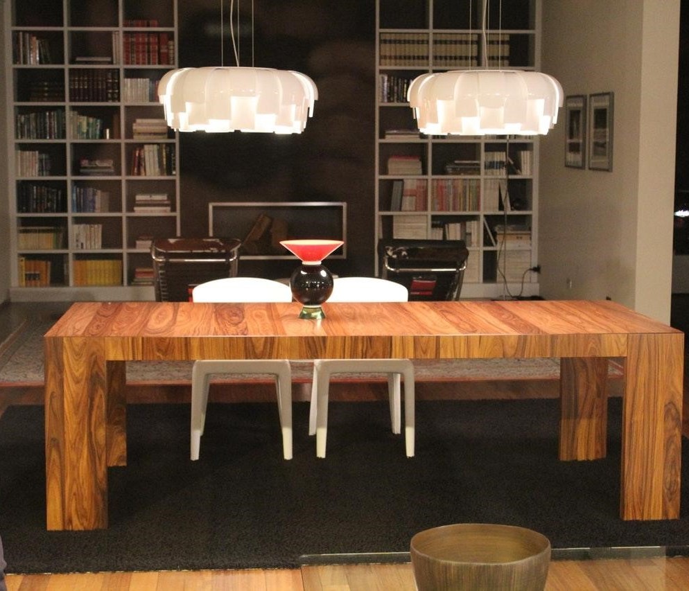Mesa de madeira sob medida com iluminação feita em marcenaria para móveis planejados